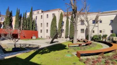 Benevento, Campania, İtalya: Hortus Conclusus, 13. Yüzyıl San Domenico Manastırı 'nın bahçesi, şimdi bir üniversite binası, 1992 yılından beri sanatçı Mimmo Paladino' nun çalışmalarına ev sahipliği yapıyor..
