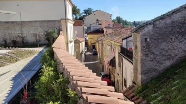 Benevento, Campania, İtalya: Hortus Conclusus, 13. Yüzyıl San Domenico Manastırı 'nın bahçesi, şimdi bir üniversite binası, 1992 yılından beri sanatçı Mimmo Paladino' nun çalışmalarına ev sahipliği yapıyor..