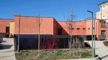 Benevento, Campania, İtalya: Hortus Conclusus, 13. Yüzyıl San Domenico Manastırı 'nın bahçesi, şimdi bir üniversite binası, 1992 yılından beri sanatçı Mimmo Paladino' nun çalışmalarına ev sahipliği yapıyor..