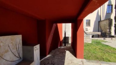 Benevento, Campania, İtalya: Hortus Conclusus, 13. Yüzyıl San Domenico Manastırı 'nın bahçesi, şimdi bir üniversite binası, 1992 yılından beri sanatçı Mimmo Paladino' nun çalışmalarına ev sahipliği yapıyor..