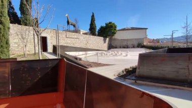 Benevento, Campania, İtalya: Hortus Conclusus, 13. Yüzyıl San Domenico Manastırı 'nın bahçesi, şimdi bir üniversite binası, 1992 yılından beri sanatçı Mimmo Paladino' nun çalışmalarına ev sahipliği yapıyor..