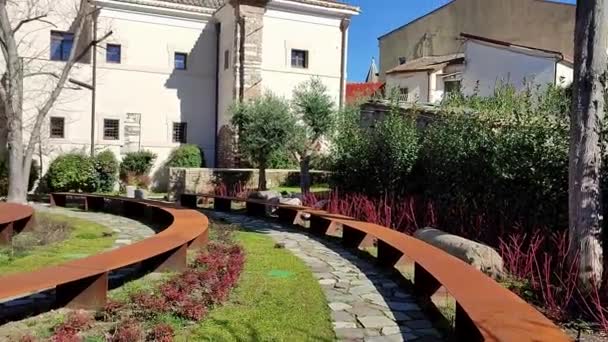 2024年2月15日 意大利坎帕尼亚 本温托 霍尔图斯公社花园 十三世纪圣多梅尼科修道院的花园 现在是一座大学建筑 自1992年以来收藏了艺术家Mimmo Paladino的作品 — 图库视频影像
