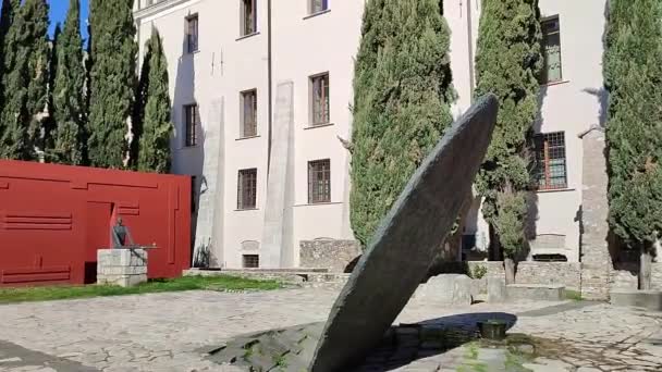 2024年2月15日 意大利坎帕尼亚 本温托 霍尔图斯公社花园 十三世纪圣多梅尼科修道院的花园 现在是一座大学建筑 自1992年以来收藏了艺术家Mimmo Paladino的作品 — 图库视频影像