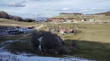 Campitello Matese, Molise, İtalya - 8 Mart 2024: Monte Miletto 'daki kayak merkezi kar eksikliği nedeniyle neredeyse terk edildi