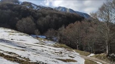 Campitello Matese, Molise, İtalya - 8 Mart 2024: Monte Miletto 'daki kayak merkezi kar eksikliği nedeniyle neredeyse terk edildi