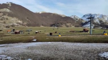 Campitello Matese, Molise, İtalya - 8 Mart 2024: Monte Miletto 'daki kayak merkezi kar eksikliği nedeniyle neredeyse terk edildi