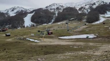 Campitello Matese, Molise, İtalya - 8 Mart 2024: Monte Miletto 'daki kayak merkezi kar eksikliği nedeniyle neredeyse terk edildi