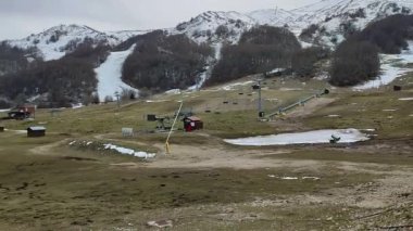 Campitello Matese, Molise, İtalya - 8 Mart 2024: Monte Miletto 'daki kayak merkezi kar eksikliği nedeniyle neredeyse terk edildi