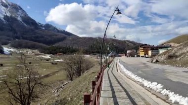 Campitello Matese, Molise, İtalya - 8 Mart 2024: Monte Miletto 'daki kayak merkezi kar eksikliği nedeniyle neredeyse terk edildi