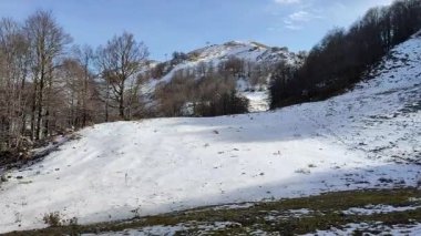 Campitello Matese, Molise, İtalya - 8 Mart 2024: Monte Miletto 'daki kayak merkezi kar eksikliği nedeniyle neredeyse terk edildi