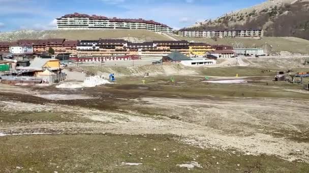 カンピテッロマテーゼ モリゼ イタリア 2024 モンテ ミレットのスキーリゾートほとんど雪の不足のために砂漠化 — ストック動画
