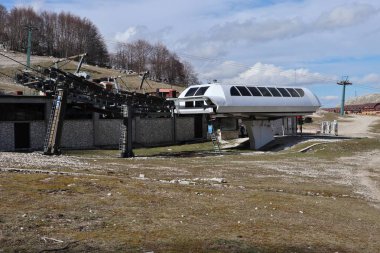 Campitello Matese, Molise, İtalya - 8 Mart 2024: Monte Miletto 'daki kayak merkezi kar eksikliği nedeniyle neredeyse terk edildi