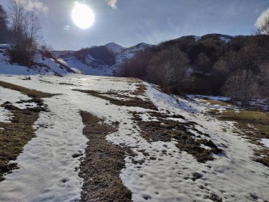 Campitello Matese, Molise, İtalya - 8 Mart 2024: Monte Miletto 'daki kayak merkezi kar eksikliği nedeniyle neredeyse terk edildi