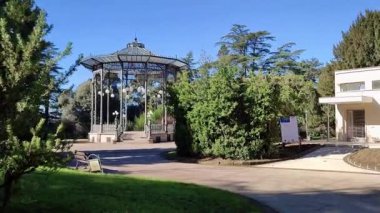 Benevento, Campania, İtalya - 15 Şubat 2024: Viale degli Atlantici boyunca Villa Comunale 1880 yılında botanik bahçesi olarak inşa edildi