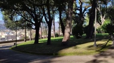 Benevento, Campania, İtalya - 15 Şubat 2024: Viale degli Atlantici boyunca Villa Comunale 1880 yılında botanik bahçesi olarak inşa edildi