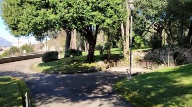Benevento, Campania, İtalya - 15 Şubat 2024: Viale degli Atlantici boyunca Villa Comunale 1880 yılında botanik bahçesi olarak inşa edildi