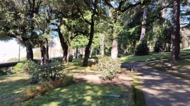 Benevento, Campania, İtalya - 15 Şubat 2024: Viale degli Atlantici boyunca Villa Comunale 1880 yılında botanik bahçesi olarak inşa edildi