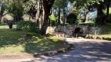Benevento, Campania, İtalya - 15 Şubat 2024: Viale degli Atlantici boyunca Villa Comunale 1880 yılında botanik bahçesi olarak inşa edildi