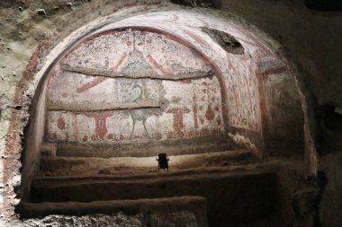 Napoli, Campania, İtalya 28 Mart 2024: San Gennaro 'nun yeraltı mezarlığı, 2. yüzyılda inşa edilmiş ve Napoli' nin ilk koruyucu azizi Sant 'Agrippino' nun gömülmesinden sonra 4. yüzyılda genişletilmiştir.