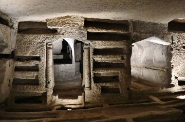 Napoli, Campania, İtalya 28 Mart 2024: San Gennaro 'nun yeraltı mezarlığı, 2. yüzyılda inşa edilmiş ve Napoli' nin ilk koruyucu azizi Sant 'Agrippino' nun gömülmesinden sonra 4. yüzyılda genişletilmiştir.