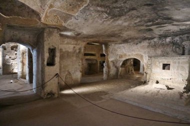 Napoli, Campania, İtalya 28 Mart 2024: San Gennaro 'nun yeraltı mezarlığı, 2. yüzyılda inşa edilmiş ve Napoli' nin ilk koruyucu azizi Sant 'Agrippino' nun gömülmesinden sonra 4. yüzyılda genişletilmiştir.