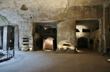 Napoli, Campania, İtalya 28 Mart 2024: San Gennaro 'nun yeraltı mezarlığı, 2. yüzyılda inşa edilmiş ve Napoli' nin ilk koruyucu azizi Sant 'Agrippino' nun gömülmesinden sonra 4. yüzyılda genişletilmiştir.