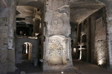 Napoli, Campania, İtalya 28 Mart 2024: San Gennaro 'nun yeraltı mezarlığı, 2. yüzyılda inşa edilmiş ve Napoli' nin ilk koruyucu azizi Sant 'Agrippino' nun gömülmesinden sonra 4. yüzyılda genişletilmiştir.