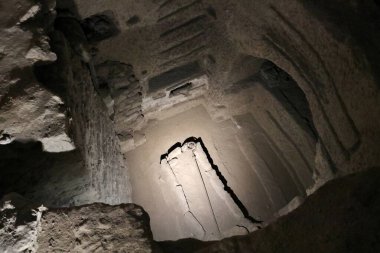 Napoli, Campania, İtalya 28 Mart 2024: San Gennaro 'nun yeraltı mezarlığı, 2. yüzyılda inşa edilmiş ve Napoli' nin ilk koruyucu azizi Sant 'Agrippino' nun gömülmesinden sonra 4. yüzyılda genişletilmiştir.