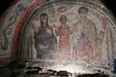 Napoli, Campania, İtalya 28 Mart 2024: San Gennaro 'nun yeraltı mezarlığı, 2. yüzyılda inşa edilmiş ve Napoli' nin ilk koruyucu azizi Sant 'Agrippino' nun gömülmesinden sonra 4. yüzyılda genişletilmiştir.