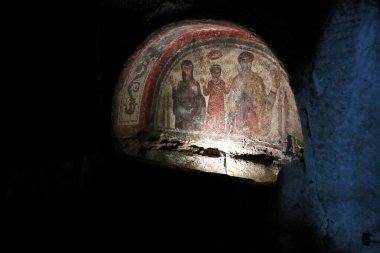Napoli, Campania, İtalya 28 Mart 2024: San Gennaro 'nun yeraltı mezarlığı, 2. yüzyılda inşa edilmiş ve Napoli' nin ilk koruyucu azizi Sant 'Agrippino' nun gömülmesinden sonra 4. yüzyılda genişletilmiştir.