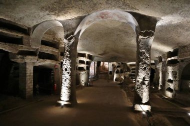 Napoli, Campania, İtalya 28 Mart 2024: San Gennaro 'nun yeraltı mezarlığı, 2. yüzyılda inşa edilmiş ve Napoli' nin ilk koruyucu azizi Sant 'Agrippino' nun gömülmesinden sonra 4. yüzyılda genişletilmiştir.