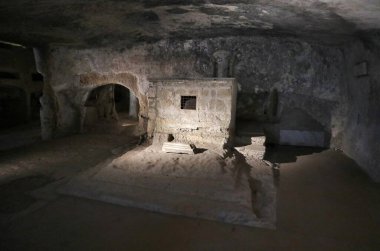 Napoli, Campania, İtalya 28 Mart 2024: San Gennaro 'nun yeraltı mezarlığı, 2. yüzyılda inşa edilmiş ve Napoli' nin ilk koruyucu azizi Sant 'Agrippino' nun gömülmesinden sonra 4. yüzyılda genişletilmiştir.