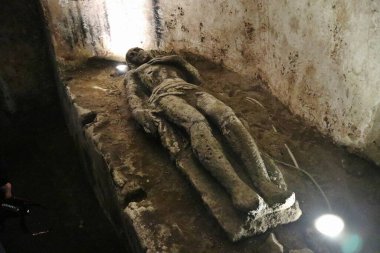 Napoli, Campania, İtalya 28 Mart 2024: San Gaudioso yeraltı mezarlığı, 4. yüzyılda inşa edilmiş ve Santa Maria della Sanit Bazilikası altında bulunan Afrikalı piskopos Gaudioso 'nun gömülmesinden sonra genişletilmiştir.