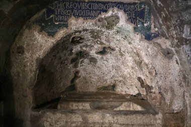 Napoli, Campania, İtalya 28 Mart 2024: San Gaudioso yeraltı mezarlığı, 4. yüzyılda inşa edilmiş ve Santa Maria della Sanit Bazilikası altında bulunan Afrikalı piskopos Gaudioso 'nun gömülmesinden sonra genişletilmiştir.