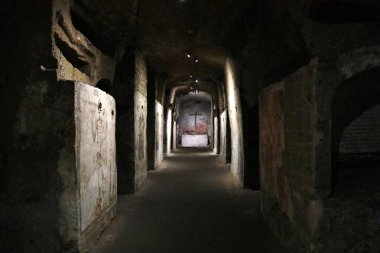 Napoli, Campania, İtalya 28 Mart 2024: San Gaudioso yeraltı mezarlığı, 4. yüzyılda inşa edilmiş ve Santa Maria della Sanit Bazilikası altında bulunan Afrikalı piskopos Gaudioso 'nun gömülmesinden sonra genişletilmiştir.