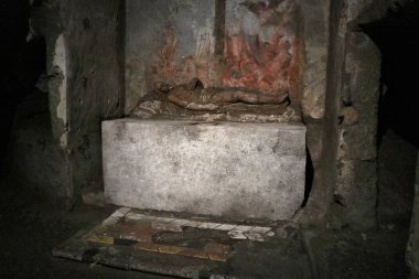 Napoli, Campania, İtalya 28 Mart 2024: San Gaudioso yeraltı mezarlığı, 4. yüzyılda inşa edilmiş ve Santa Maria della Sanit Bazilikası altında bulunan Afrikalı piskopos Gaudioso 'nun gömülmesinden sonra genişletilmiştir.