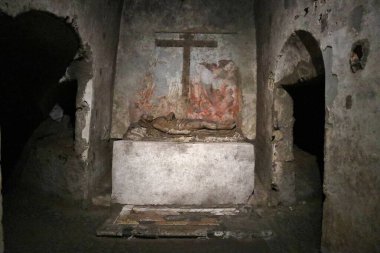 Napoli, Campania, İtalya 28 Mart 2024: San Gaudioso yeraltı mezarlığı, 4. yüzyılda inşa edilmiş ve Santa Maria della Sanit Bazilikası altında bulunan Afrikalı piskopos Gaudioso 'nun gömülmesinden sonra genişletilmiştir.