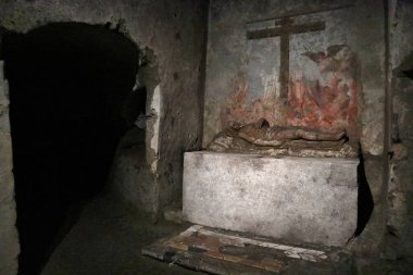 Napoli, Campania, İtalya 28 Mart 2024: San Gaudioso yeraltı mezarlığı, 4. yüzyılda inşa edilmiş ve Santa Maria della Sanit Bazilikası altında bulunan Afrikalı piskopos Gaudioso 'nun gömülmesinden sonra genişletilmiştir.