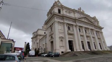 Napoli, Campania, İtalya 28 Mart 2024: Incoronata Madre del Buon Consiglio Bazilikası ve Regina della Cattolica Chiesa, Piazzale Madre Landi 20. yüzyılda Capodimonte tepesinde inşa edildi.
