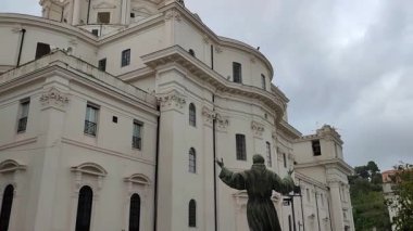 Napoli, Campania, İtalya 28 Mart 2024: Incoronata Madre del Buon Consiglio Bazilikası ve Regina della Cattolica Chiesa, Piazzale Madre Landi 20. yüzyılda Capodimonte tepesinde inşa edildi.