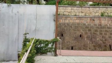 Napoli, Campania, İtalya 28 Mart 2024: Capodimonte tepesindeki Piazzale Madre Landi 'deki San Gennaro Yeraltı Mezarlığı' na giden yola genel bakış
