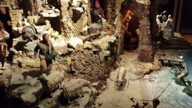 Napoli, Campania, İtalya 28 Mart 2024: Santa Maria della Sanit Bazilikasının Scuotto kardeşlerin doğum sahnesi sanat atölyesi tarafından oluşturulan kutsal doğum sahnesi