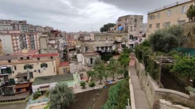 Napoli, Campania, İtalya 28 Mart 2024: Capodimonte tepesindeki Piazzale Madre Landi 'deki San Gennaro Yeraltı Mezarlığı' na giden yola genel bakış