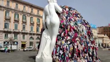 Napoli, Campania, İtalya 30 Mart 2024: Michelangelo Pistoletto 'nun yeni Rags Venüsü, 12 Temmuz 2023' teki vandalizm yangınından sonra 6 Mart 2024 'te Piazza Municipio' ya taşındı.