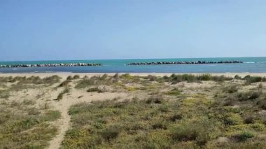 Termoli, Molise, İtalya 12 Nisan 2024: Rio Vivo plajı Via Rio Torto 'dan gelen Il Fenicottero denizine erişim