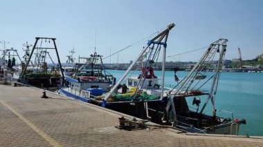 Termoli, Molise, İtalya 12 Nisan 2024: Borgo Antico 'ya yakın Termoli limanı, balıkçı tekneleri ve Tremiti Adaları için bir ara iskele olan Guardia di Finanza ve tersane iskelesi tarafından karakterize edilmiştir.