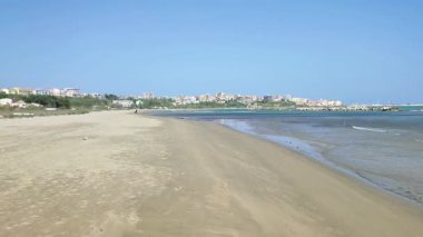 Termoli, Molise, İtalya 12 Nisan 2024: Rio Vivo plajı Via Rio Torto 'dan gelen Il Fenicottero denizine erişim