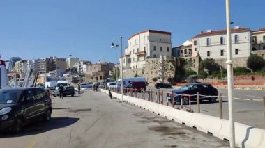 Termoli, Molise, İtalya 12 Nisan 2024: Borgo Antico 'ya yakın Termoli limanı, balıkçı tekneleri ve Tremiti Adaları için bir ara iskele olan Guardia di Finanza ve tersane iskelesi tarafından karakterize edilmiştir.
