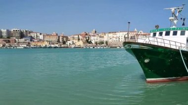 Termoli, Molise, İtalya 12 Nisan 2024: Borgo Antico 'ya yakın Termoli limanı, balıkçı tekneleri ve Tremiti Adaları için bir ara iskele olan Guardia di Finanza ve tersane iskelesi tarafından karakterize edilmiştir.