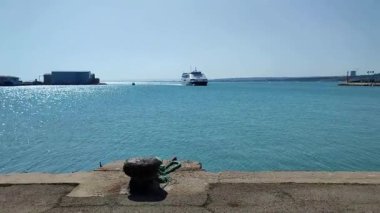 Termoli, Molise, İtalya 12 Nisan 2024: Borgo Antico 'ya yakın Termoli limanı, balıkçı tekneleri ve Tremiti Adaları için bir ara iskele olan Guardia di Finanza ve tersane iskelesi tarafından karakterize edilmiştir.